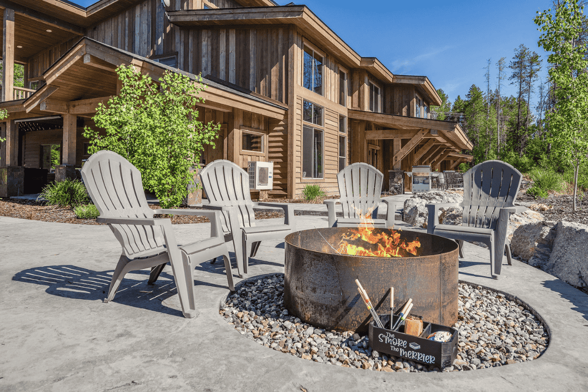 Where to stay near Glacier National Park - Fortress Condos Building 4 fire pit