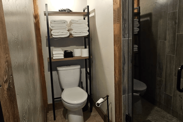 Glacier Highline's Tower Studio - Bathroom
